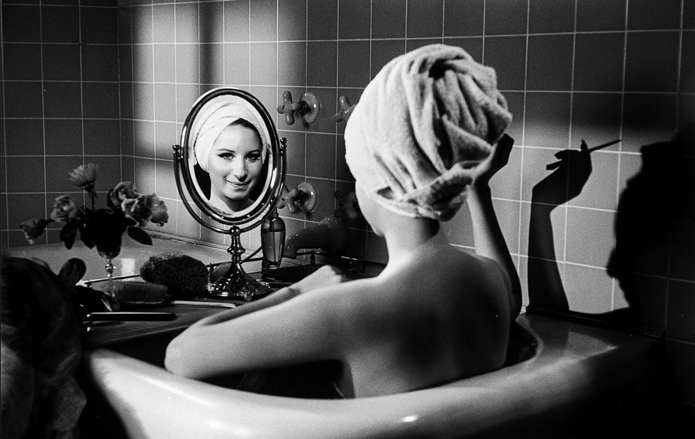 BARBRA IN THE BATHTUB. NEW YORK, 1969
