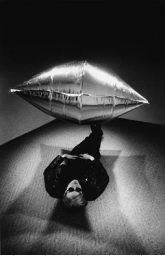 ANDY WARHOL UNDER THE SILVER CLOUD BALLOON. CASTELLI GALLERY, NEW YORK, 1965